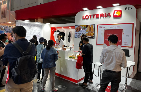지난 13일 태국 방콕에 위치한 방콕국제무역전시센터(BITEC)에서 개최된 TFBO 2023 박람회서 롯데리아가 관람객 대상으로 브랜도 소개 및 이벤트 체험존을 운영하고 있다. [사진=롯데GRS]