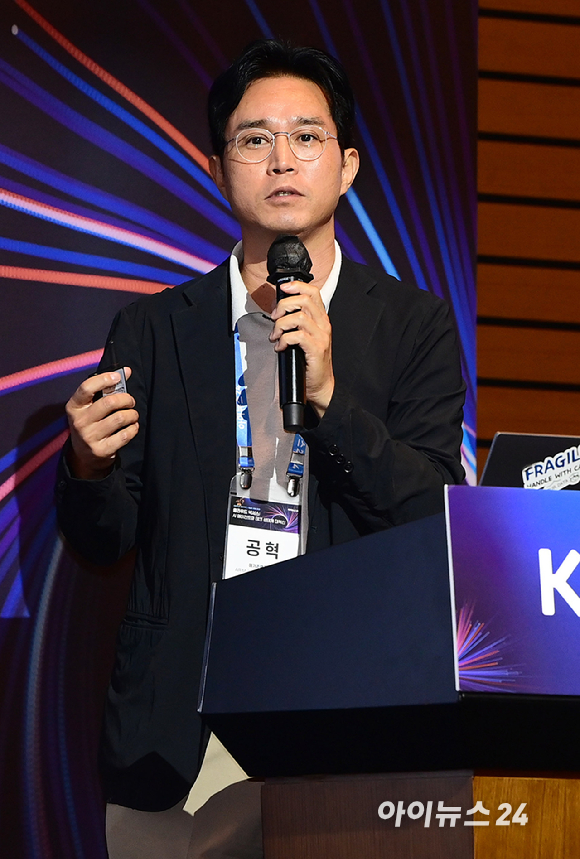 클라우드 기술과 소프트웨어 산업의 변화 흐름을 조망하는 '대한민국 클라우드/SaaS 포럼 2026'이 29일 서울 영등포구 여의도 FKI타워에서 열렸다. 공혁 메가존클라우드 AIR Multi Platform Unit 유닛장이 '에이전트는 늘었는데, 성과는 어디에 있습니까-측정과 통제로 완성하는 기업 AX'를 강연하고 있다. [사진=정소희 기자]