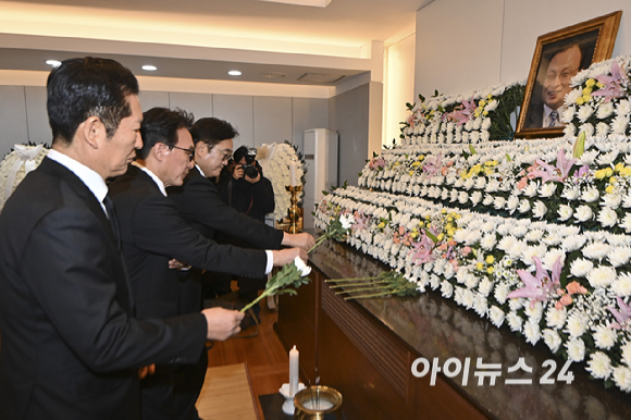 정청래 더불어민주당 대표, 김민석 국무총리, 우원식 국회의장이 27일 오전 서울 종로구 서울대학교병원 장례식장에 故 이해찬 전 국무총리의 빈소에서 조문하고 있다. [사진=곽영래 기자]