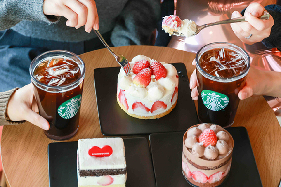 스타벅스에서 판매하는 미니 홀케이크. [사진=스타벅스 코리아]