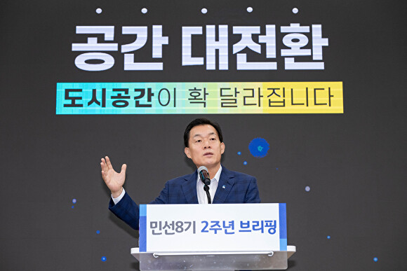 이재준 수원특례시장이 민선8기 2주년 브리핑을 하고 있다. [사진=수원시]