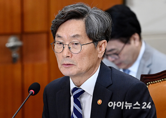 정일연 국민권익위원장이 21일 서울 여의도 국회에서 열린 정무위원회 종합국정감사(국무조정실 등)에서 의원 질의에 답변하고 있다. [사진=곽영래 기자]