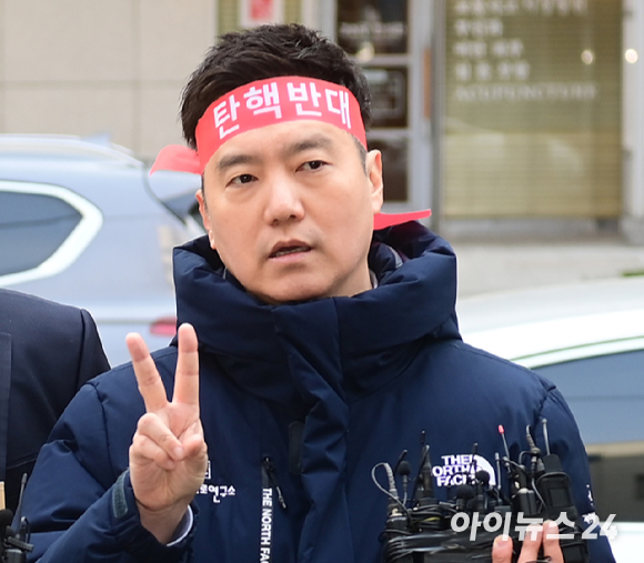 김세의 가로세로연구소 대표를 협박 혐의 등으로 고소한 유튜버 '쯔양'이 16일 서울 강남경찰서에 출석해 취재진 질문에 답하고 있다. [사진=연합뉴스]