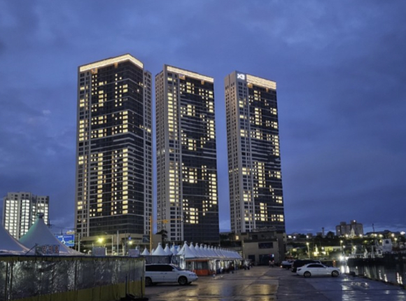 스마트 준공검사 솔루션이 최초로 적용된 속초디오션자이 아파트에서 진행된 점등식 현장. [사진=GS건설]