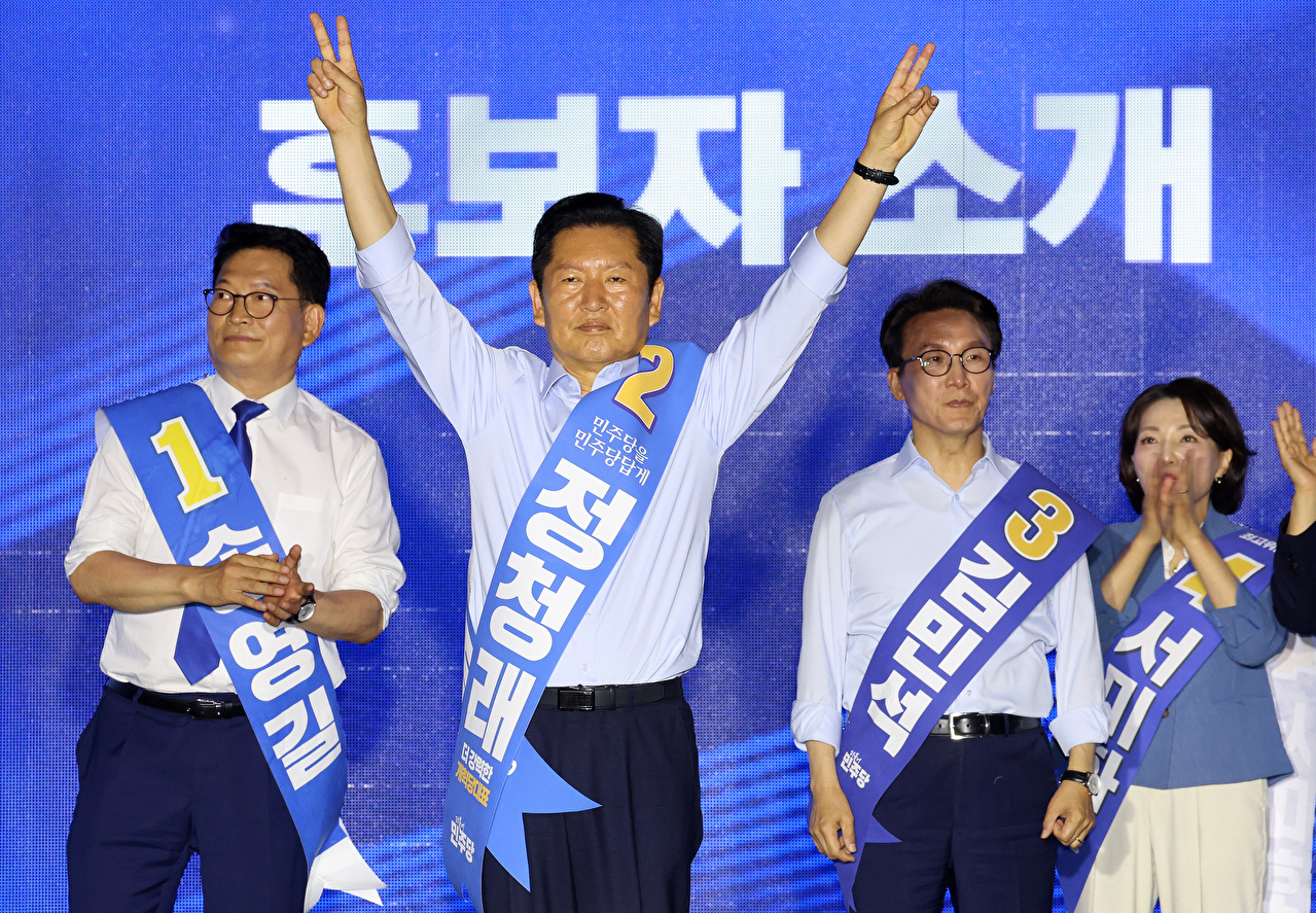 더불어민주당 정청래 당 대표 후보가 2일 부산 벡스코에서 열린 민주당 당대표&middot;최고위원 순회경선 합동연설회에서 당원들을 향해 인사하고 있다. 2026.8.2 [사진=연합뉴스]