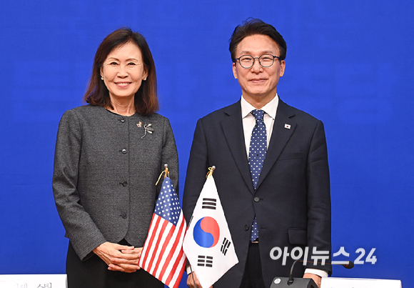 김민석 더불어민주당 당대표가 15일 서울 여의도 국회에서 미셸 스틸 주한미국대사를 접견해 기념촬영을 하고 있다. [사진=곽영래 기자]