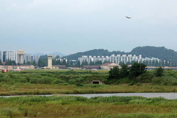 이재명 대통령과 이재용 삼성전자 회장, 최태원 SK그룹 회장이 29일 청와대에서 열린 3대 메가프로젝트 국민보고회에서 기업 투자계획 발표 후 손을 잡고 있다. 2026.6.29 [청와대통신사진기자단] [사진= 연합뉴스]