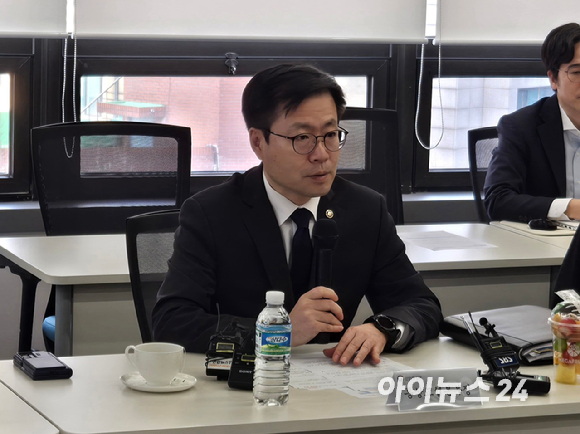 여한구 통상교섭본부장이 9일 한국화학산업협회에서 진행된 '석유화학 업계 통상 현안 간담회'에 참석해 발언하고 있다. [사진=최란 기자]