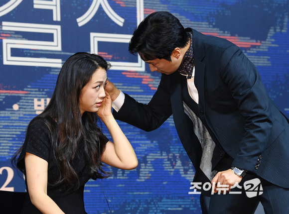 배우 박해일이 2일 오전 서울 JW메리어트 동대문 스퀘어에서 열린 영화 '헤어질 결심'(감독 박찬욱) 제작보고회에서 탕웨이의 인이어 착용을 도와주고 있다. [사진=정소희 기자]