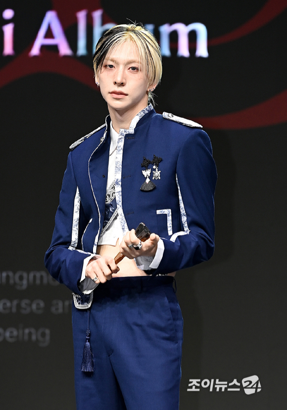 그룹 앰퍼샌드원(AMPERS&ONE) 최지호가 8일 서울 용산구 노들섬 라이브하우스에서 열린 미니 4집 '데피니션'(DEFINITION) 발매 기념 쇼케이스에서 포토타임을 갖고 있다. [사진=곽영래 기자]