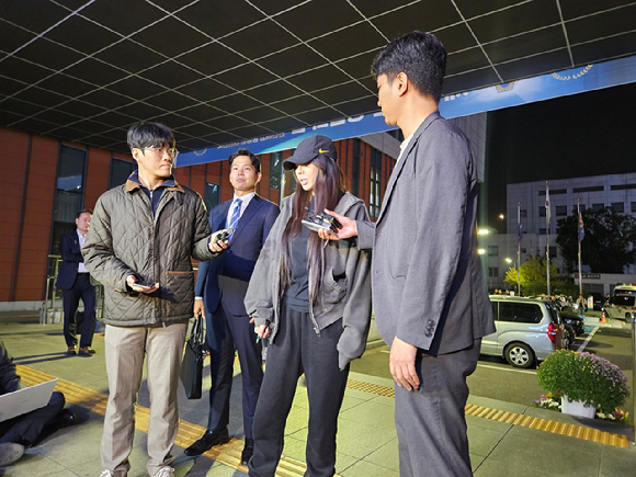 가수 제시가 16일 밤 서울 강남경찰서에 출석하기 전 취재진 질문에 답하고 있다. [사진=뉴시스]