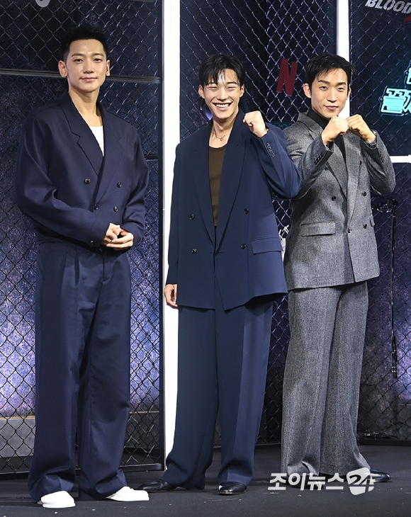 배우 정지훈, 우도환, 이상이가 31일 오전 서울 중구 앰배서더 서울 풀만 호텔에서 열린 넷플릭스 시리즈 '사냥개들' 시즌2 제작발표회에서 포토타임을 갖고 있다. [사진=곽영래 기자]
