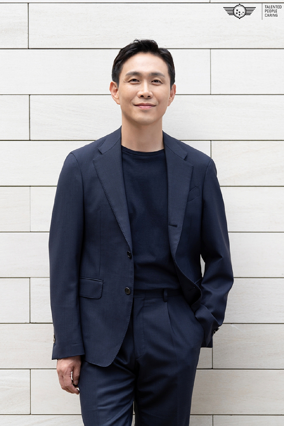 배우 오정세가 프로필 사진 촬영에서 포즈를 취하고 있다. [사진=프레인TPC]