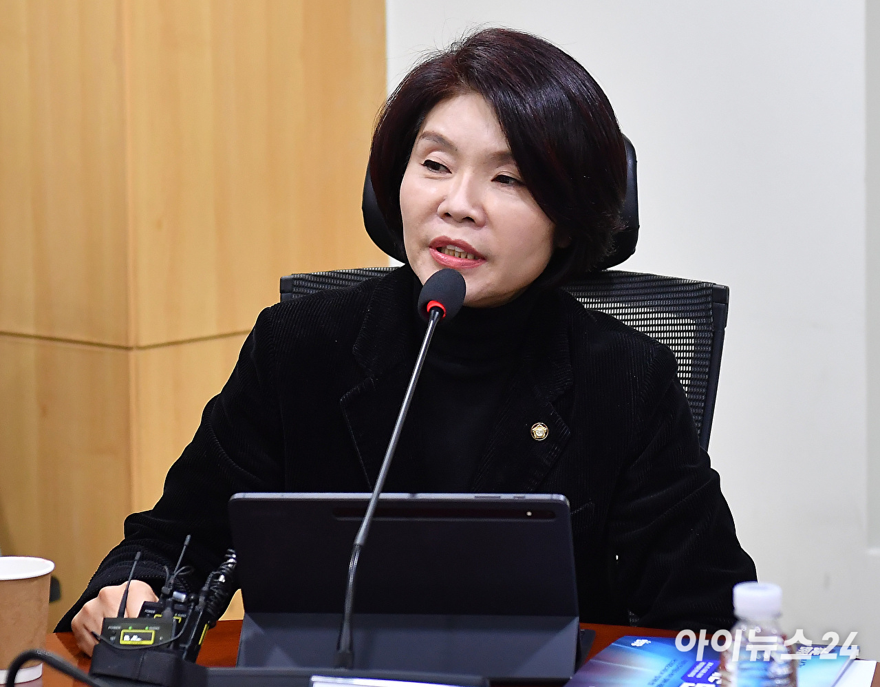 한정애 더불어민주당 정책위의장이 3일 서울 여의도 국회 의원회관에서 열린 이란사태 관련 당&middot;정간담회에서 발언하고 있다. [사진=곽영래 기자]