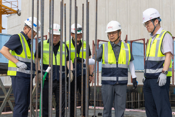 조태제 HDC현대산업개발 CSO(오른쪽 두 번째)와 서장석 노동조합 위원장(오른쪽 첫 번째)이 8월 29일 경영진·노동조합 합동 현장 안전보건 점검을 시행하고 있다. [사진=HDC현대산업개발]