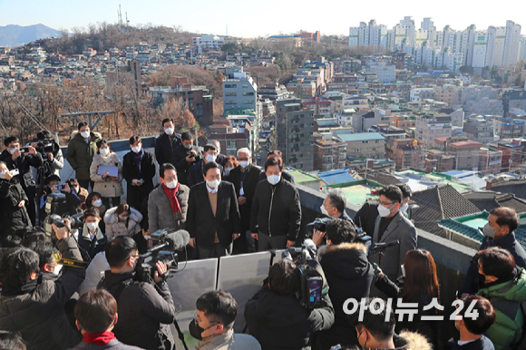 윤석열 국민의힘 대선후보가 13일 오후 서울 강북구 미아동 미아 4-1 주택 재건축 정비구역을 찾아 오세훈 서울시장과 함께 현장 설명을 듣고 있다. [사진=국회사진취재단]