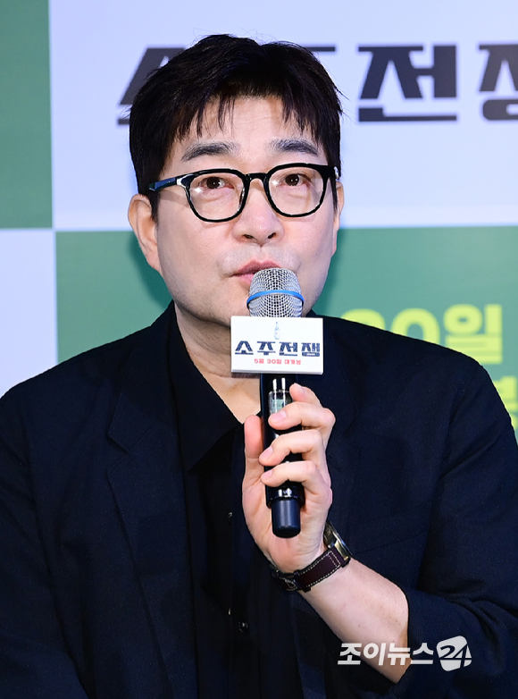 배우 손현주-유해진-이제훈-바이런 만이 29일 오후 서울 용산구 용산 CGV에서 열린 영화 '소주전쟁' 언론시사회에 참석하고 있다. [사진=정소희 기자]