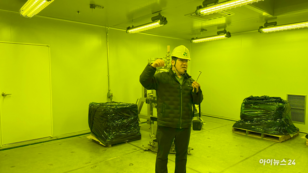 12일 세종특별자치시 전의면 JKM 세종 캠퍼스에서 열린 준공식에서 참석자들이 테이프 커팅을 하고 있다. [사진=김민희 기자]