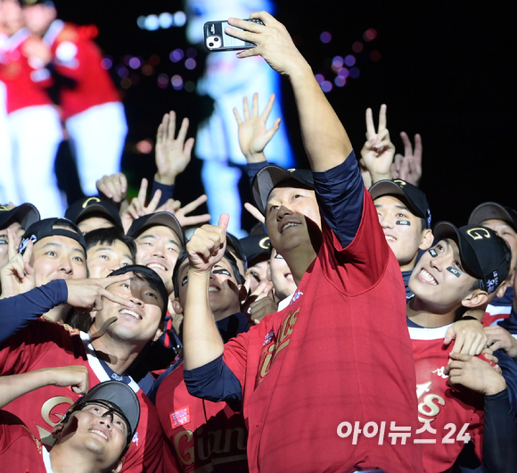 '조선의 4번 타자' 롯데 이대호의 은퇴식이 8일 부산 동래구 사직야구장에서 열린 가운데 이대호의 다양한 모습. [사진=정소희 기자]