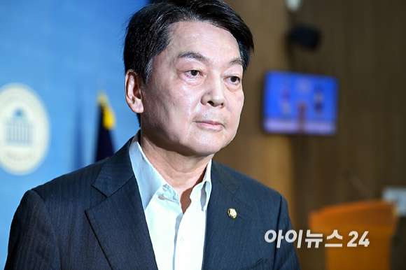 안철수 국민의힘 의원이 7일 국회 소통관에서 현안 관련 기자회견을 마친 뒤 회견장을 나서고 있다. [사진=곽영래 기자]
