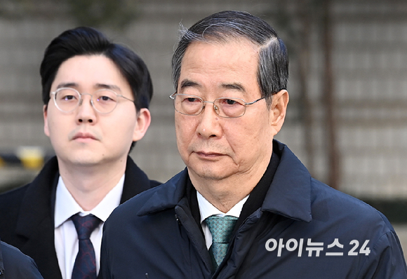 내란 우두머리 방조 혐의를 받는 한덕수 전 국무총리가 21일 서울중앙지법에서 열린 1심 선고 공판에 출석하고 있다. [사진=곽영래 기자]