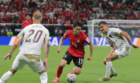 지난 2024년 서울월드컵경기장에서 열린 2026 FIFA 북중미 월드컵 2차 예선 대한민국과 중국의 경기가 1:0 대한민국의 승리로 끝났다. 이강인이 관중석을 향해 손을 흔들고 있다. [사진=정소희 기자]