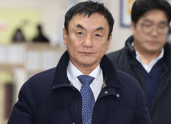 도이치모터스 '주가 조작' 의혹 사건으로 1심에서 징역형이 선고된 권오수 전 회장이 지난해 1월 9일 오후 서울 서초구 서울고등법원에서 열린 2심 공판에 출석하고 있다. [사진=연합뉴스]