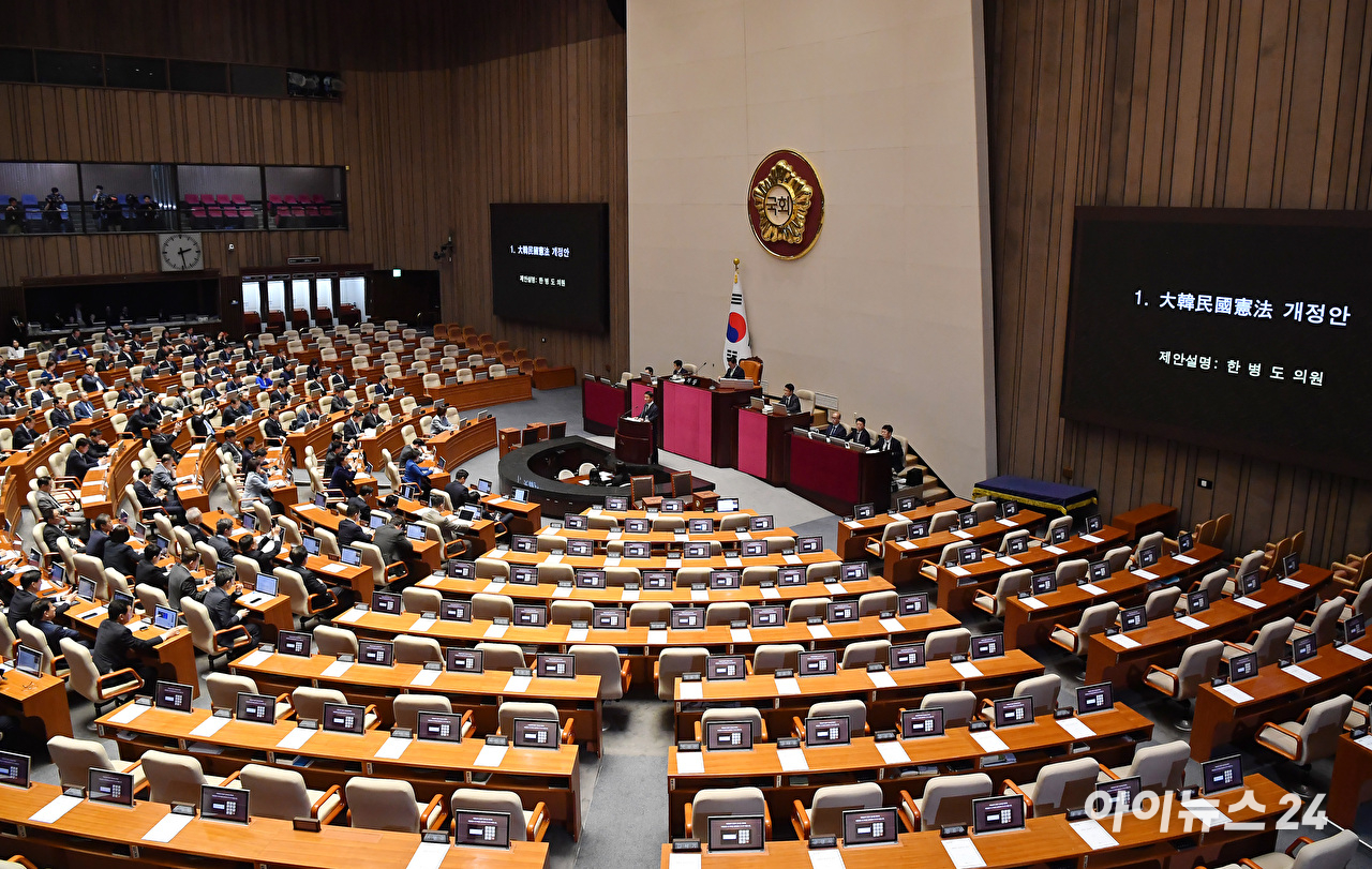 한병도 더불어민주당 원내대표가 7일 서울 여의도 국회에서 열린 제435회국회(임시회) 제1차 본회의에서 대한민국헌법 개정안에 대한 제안 설명을 하고 있다. [사진=곽영래 기자]