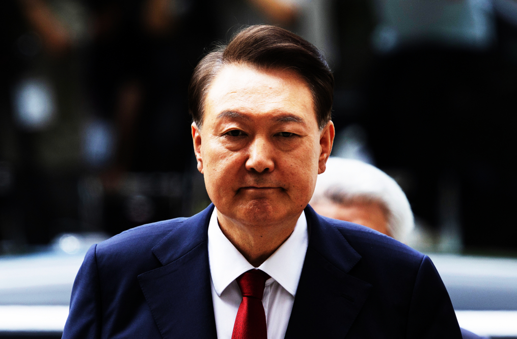 12·3 비상계엄과 관련해 특검의 수사를 받는 윤석열 전 대통령이 9일 서울 서초구 서울중앙지법에서 열린 영장실질심사에 취재진의 질문을 받으며 출석하고 있다. 2025.7.9 [사진공동취재단] [사진=연합뉴스]
