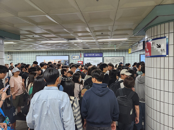 '2025 서울세계불꽃축제'가 열리는 27일 오후 서울 여의도 한강공원 일대에 대규모 인파가 모여들고 있다. 2025.9.27 [사진=연합뉴스]