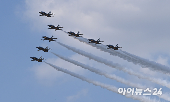 21일 오후 서울 여의도 상공에서 대한민국 공군 특수비행팀 블랙이글스가 내달 제74주년 국군의 날을 기념해 열리는 'K-밀리터리 페스티벌' 행사를 위한 사전 훈련을 하고 있다. [사진=김성진 기자]