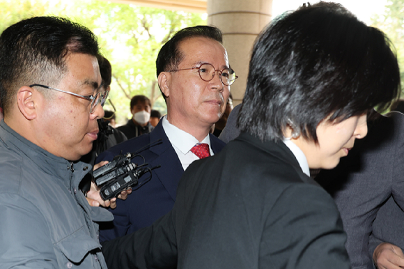 이태원 참사에 부실 대응한 혐의로 기소된 김광호 전 서울경찰청장이 17일 오전 서울서부지법에서 열린 1심 선고에 출석하고 있다. [사진=연합뉴스]