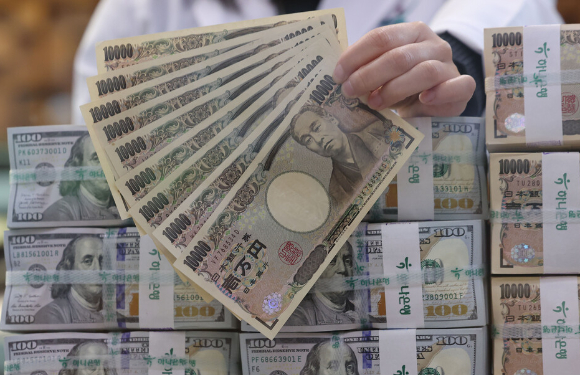 일본이 34년간 지켜온 세계 최대 순채권국 지위를 잃고, 독일이 이를 차지했다. 사진은 엔화와 유로. [사진=연합뉴스]