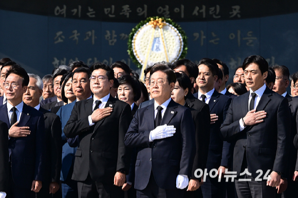 이재명 더불어민주당 대통령선거 후보가 28일 오전 서울 동작구 국립서울현충원에서 현충탑 참배를 마친 국기에 경례하고 있다. [사진=곽영래 기자]