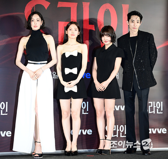 배우 이다희-아린-이은샘-이수혁이 7일 오후 서울 CGV 용산아이파크몰에서 열린 웨이브 오리지널 드라마 'S라인' 제작발표회에 참석하고 있다. [사진=정소희 기자]