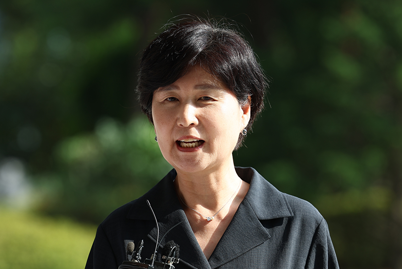 더불어민주당 백혜련 의원이 참고인 조사를 위해 18일 서울 서초구 서울고검 내란특검 사무실로 향하며 취재진 질문에 답하고 있다. 2025.8.18 [사진=연합뉴스]