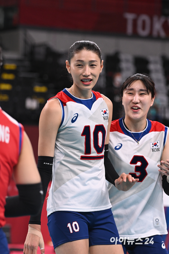 6일 오후 일본 도쿄 아리아케 아레나에서 열린 2020 도쿄올림픽 여자 배구 준결승 대한민국 대 브라질의 경기가 진행됐다. 김연경이 경기를 준비하고 있다.