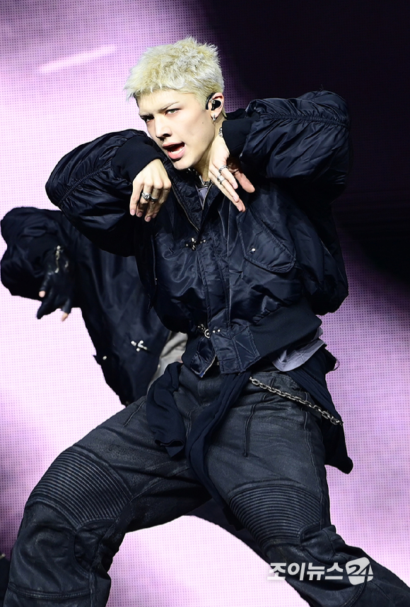 그룹 앤팀 마키가 28일 오후 서울 용산구 한남동 블루스퀘어에서 열린 &TEAM(앤팀) 한국 데뷔 앨범 미니 1집 'Back to Life'(백 투 라이프)발매 기념 쇼케이스에 참석해 멋진 무대를 선보이고 있다. [사진=정소희 기자]