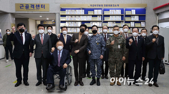 한동훈 국민의힘 비상대책위원장이 15일 오후 대전시 유성구 국군대전병원을 방문해 참석자들과 기념촬영하고 있다.  앞줄 왼쪽부터 윤창현 의원, 유의동 정책위의장, 이상민 의원, 한 비대위원장, 이국종 국군대전병원장, 하범만 국군의무사령관, 한기호 국방위원장. [사진=국회사진취재단]