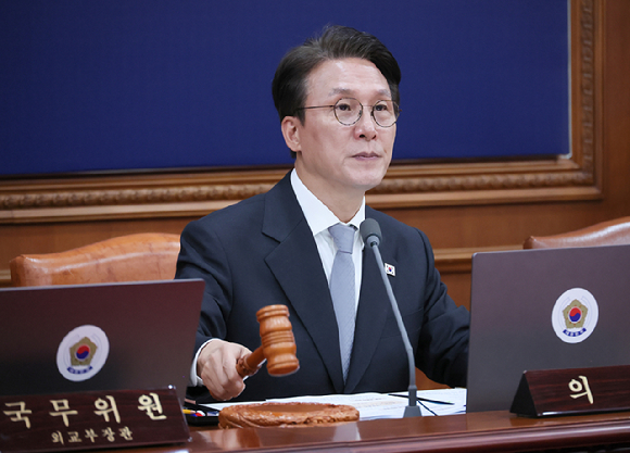 김민석 국무총리가 23일 서울 종로구 정부서울청사에서 열린 국무회의에서 의사봉을 두드리고 있다. [사진=연한뉴스]