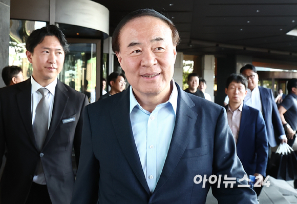 전영현 삼성전자 대표이사 겸 디바이스솔루션(DS) 부문장(부회장)이 8일 서울 중구 신라호텔에서 젠슨 황 엔비디아 최고경영자(CEO)와 면담을 하기 위해 이동하고 있다. [사진=정소희 기자]