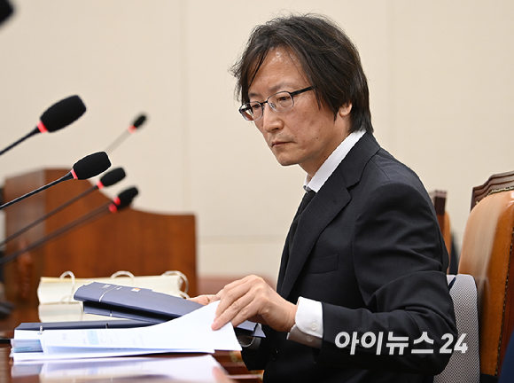 주병기 공정거래위원장 후보자가 5일 서울 여의도 국회에서 열린 인사청문회에 출석해 자료를 살피고 있다. [사진=곽영래 기자]