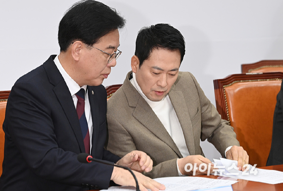 국민의힘 장동혁 대표와 송언석 원내대표가 5일 서울 여의도 국회에서 열린 최고위원회의에서 대화를 하고 있다. [사진=곽영래 기자]