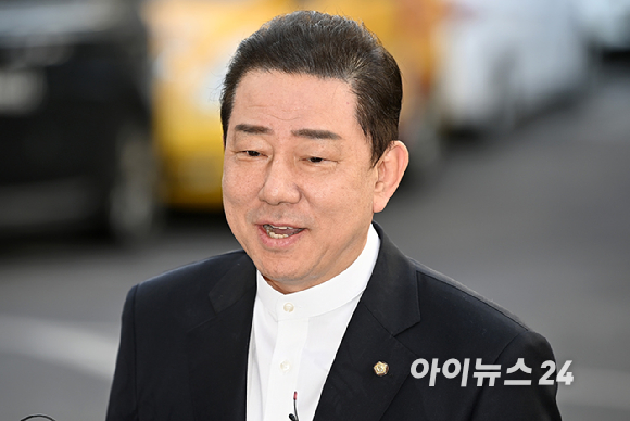 공천헌금 수수 의혹 등 13가지 의혹으로 수사를 받고 있는 김병기 무소속 의원이 26일 오전 서울 마포구 서울경찰청 공공범죄수사대에 출석하고 있다. [사진=곽영래 기자]