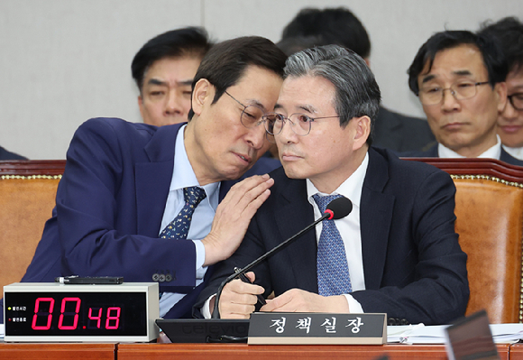 18일 서울 여의도 국회에서 열린 운영위원회 전체회의에서 김용범 대통령실 정책실장(오른쪽)과 우상호 대통령실 정무수석이 대화하고 있다. 2025.11.18 [사진=연합뉴스]