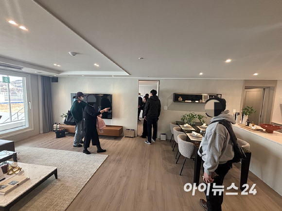 '구리역 하이니티 리버파크' 견본주택 앞 텐트 밑으로 사람들이 일찌감치 도착해 길게 줄을 서 있다. 2026.02.27 [사진=김민지 기자]