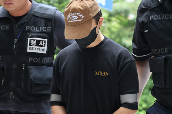 남편의 신체 중요 부위를 절단해 살해하려 한 혐의를 받는 50대 여성이 지난달 2일 구속 전 피의자 심문(영장실질심사)이 열리는 인천지법에 들어서고 있다. [사진=연합뉴스]