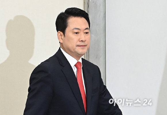 장동혁 국민의힘 대표가 11일 서울 여의도 국회에서 열린 최고위원회의에 참석하고 있다. [사진=곽영래 기자]