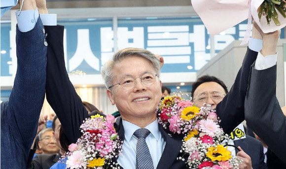 더불어민주당 민형배 의원이 6&middot;3 지방선거 전남광주통합특별시장 후보로 선출된 뒤 축하를 받으며 기념 촬영을 하고 있다. [사진=연합뉴스]