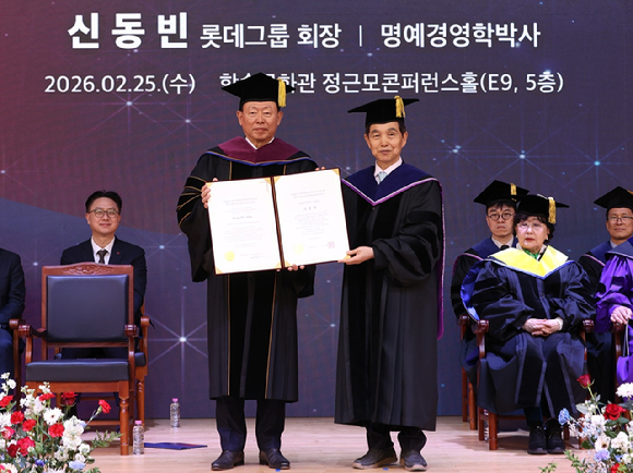 25일 대전 카이스트 본원에서 열린 2026년도 명예박사 학위수여식에서 신동빈 롯데 회장(왼쪽)이 명예경영학 박사 학위를 받았다. [사진=롯데]